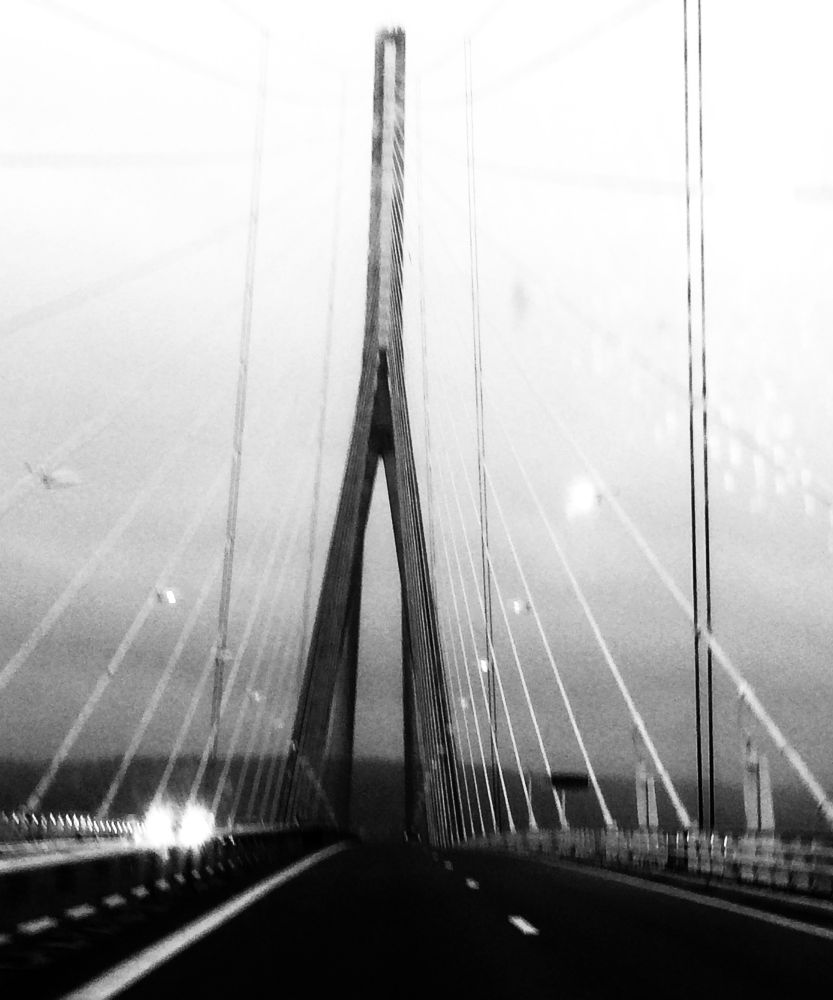 Le pont de Normandie en début de matinée vue d’une voiture .
