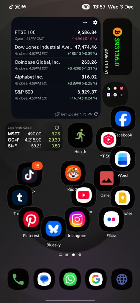 Home screen screenshot, Samsung phone of overlapping apps in semicircles and irregular lines, widgets placed in little gaps, dark themed apps