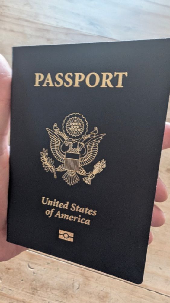 A fresh new 🇺🇸 passport 