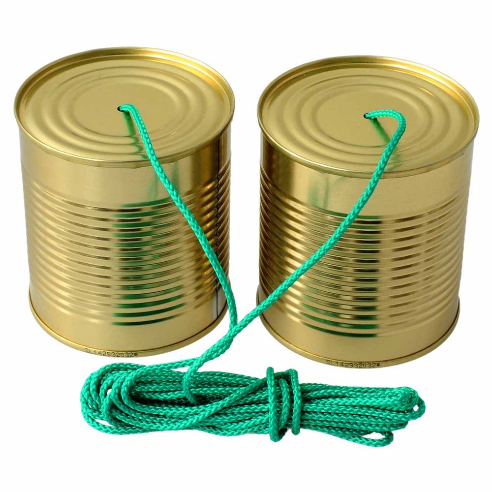 Dosentelefon. Zwei Blechdosen mit einem Loch im Boden in dem eine Schnur steckt und die Dosen verbindet, wenn diese gespannt ist, überträgt sich der Schall.