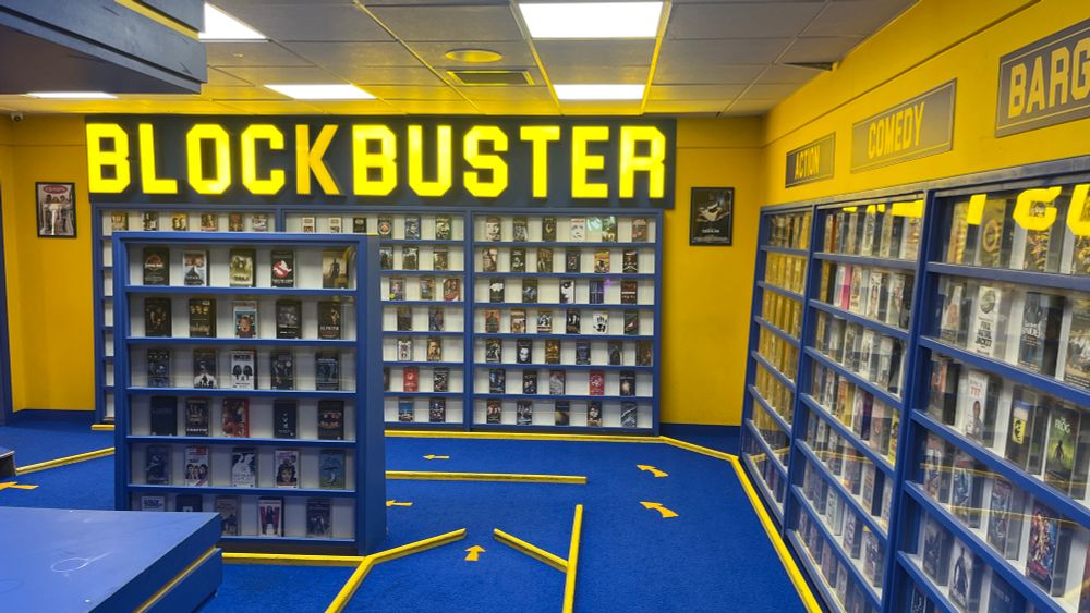 Minigolf inside a course that looks like a Blockbuster store