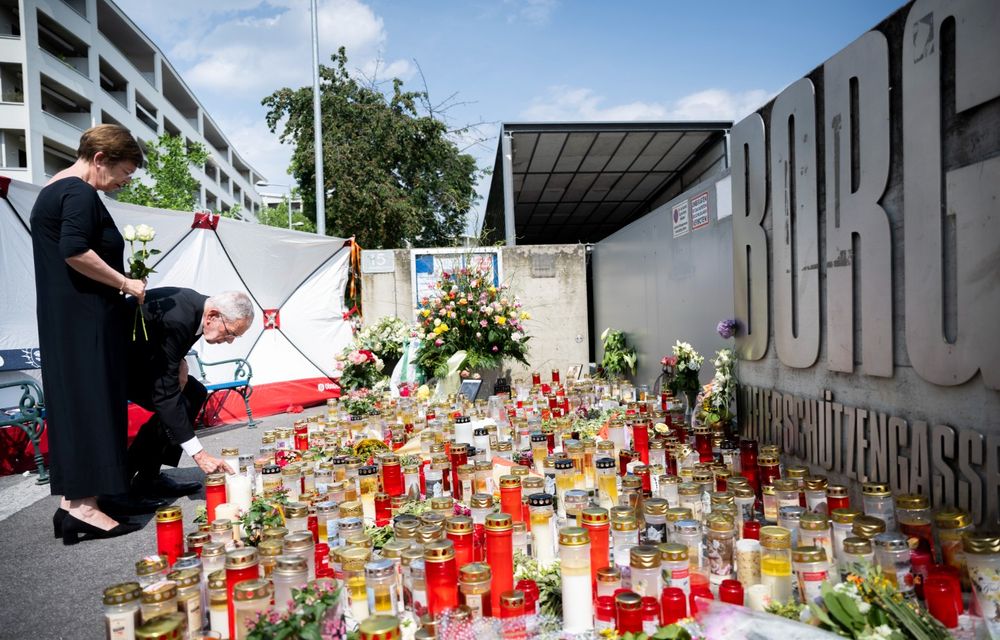 Bundespräsident Alexander Van der Bellen und Doris Schmidauer halten inne, gedenken den Opfern des Amoklaufs und legen Blumen vor dem BORG Dreierschützengasse in Graz ab.