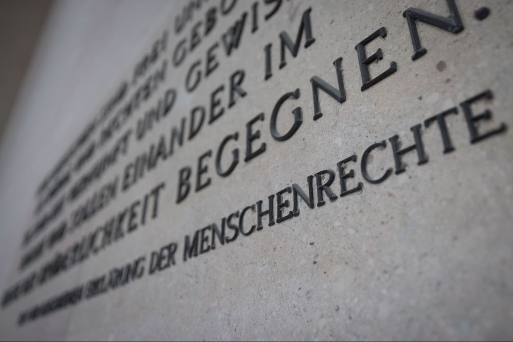 Zu sehen ist ein Schriftzug mit Auszügen aus Artikel 1 der Allgemeinen Erklärung der Menschenrechte