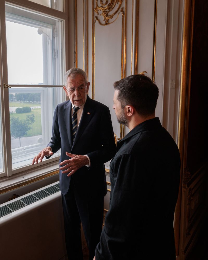 Bundespräsident Alexander Van der Bellen und der ukrainische Präsident Wolodymyr Selenskyj stehen am Fenster des Arbeitszimmers des Bundespräsidentens und unterhalten sich
