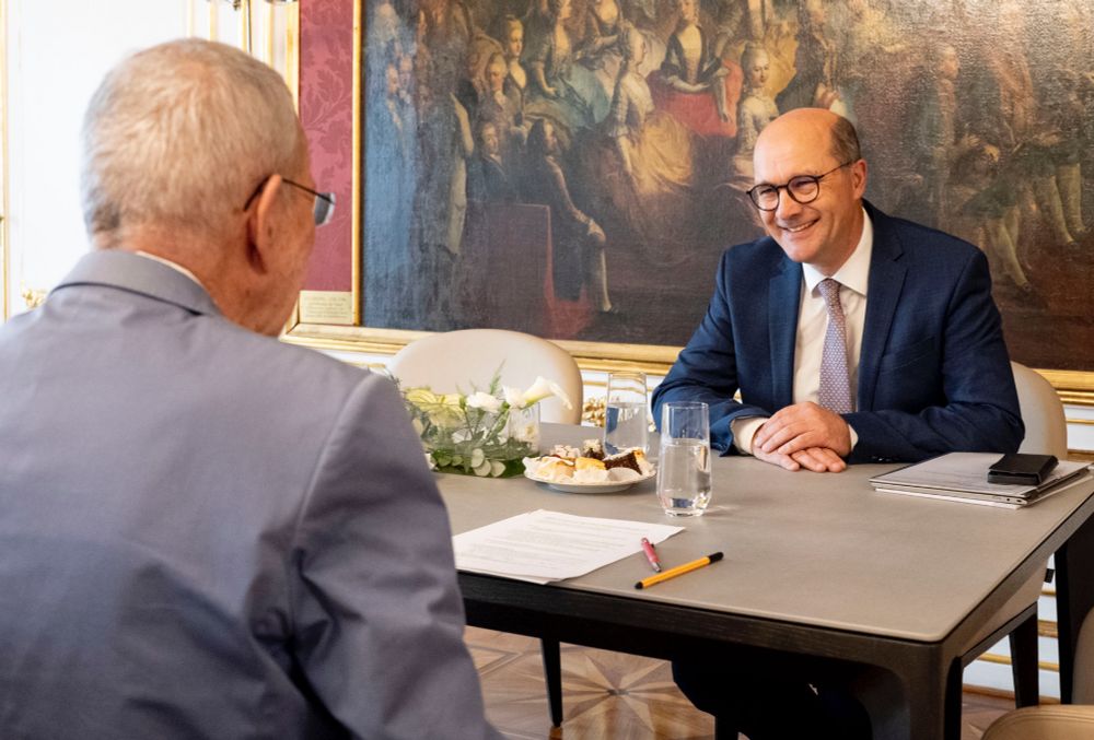 Bundespräsident Alexander Van der Bellen und Gemeindebundpräsident Johannes Pressl sitzen am Besprechungstisch