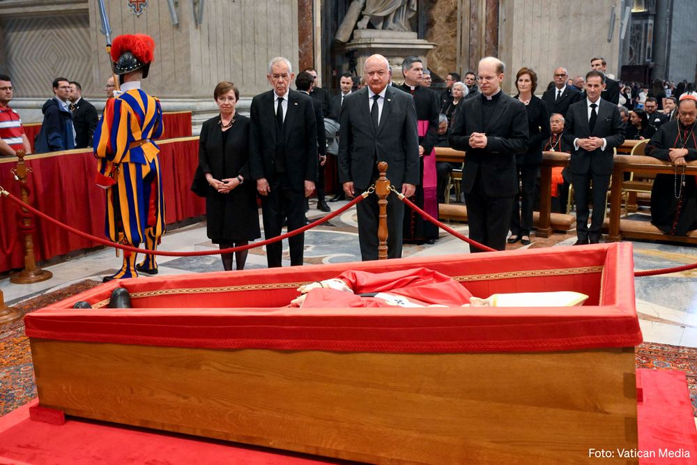 Doris Schmidauer, Bundespräsident Alexander Van der Bellen und Bundeskanzler Christian Stocker erweisen Papst Franziskus die letzte Ehre im Petersdom 