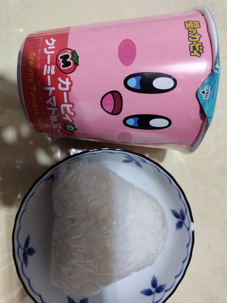 コンビニ限定のカービィのクリーミートマト味ヌードルとおにぎり