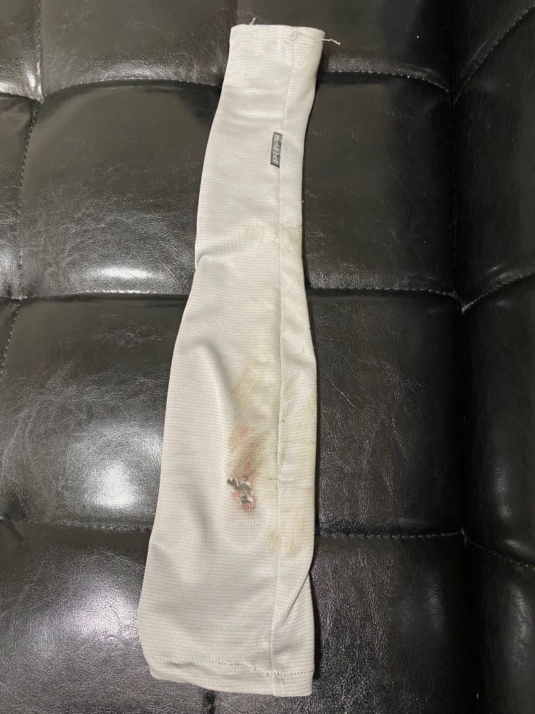 破れたアームカバー🥲