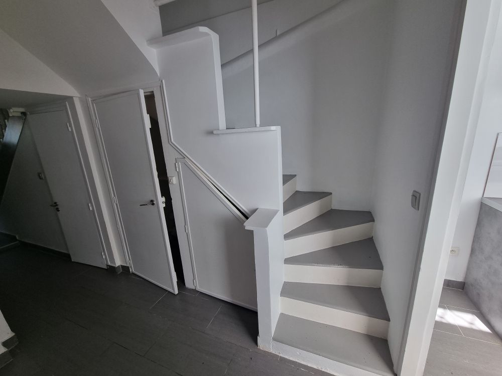 Escalier en béton vu du bas