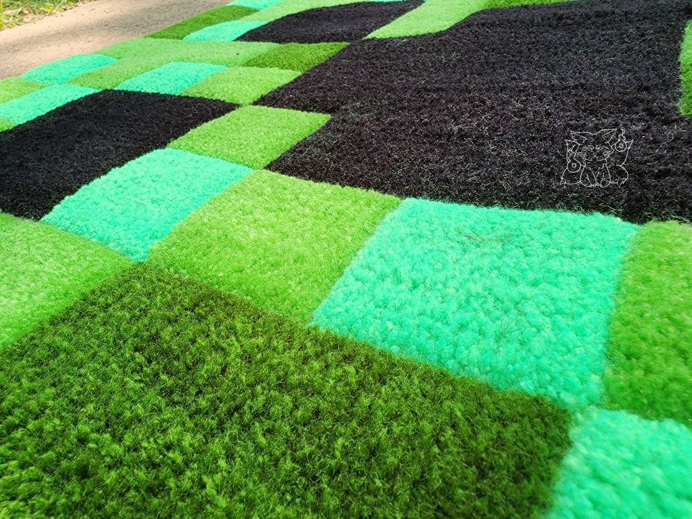 A close-up of the tufted art to clearly see the carved out and textured spaces between colors
