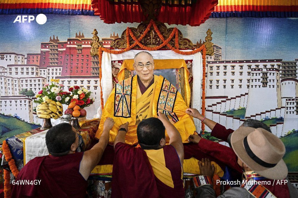 Tibet: Il Dalai Lama ha confermato la sua reincarnazione futura. La Cina spera di influenzare il processo.

Contesto: La credenza nella reincarnazione è centrale nell'induismo tibetano.