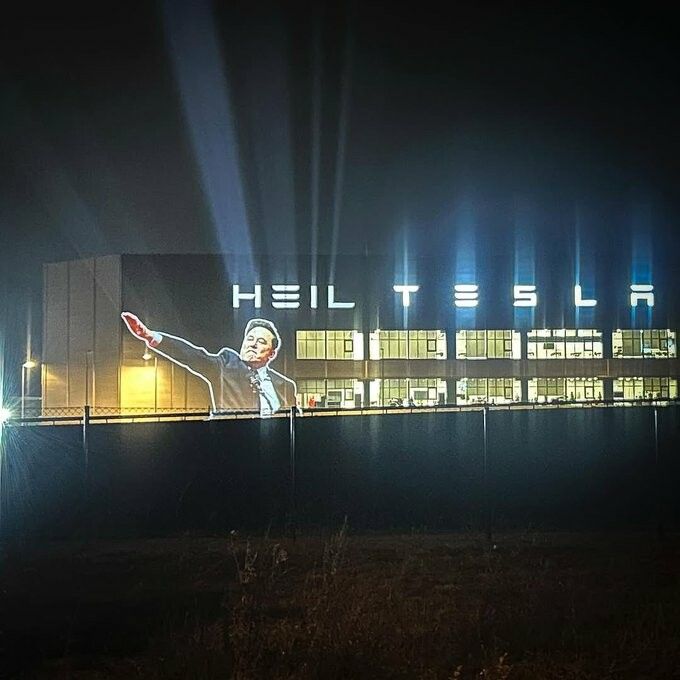 Musk et le message "Heil Tesla" qui s'affiche sur une usine Tesla en Allemagne