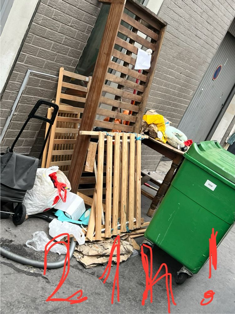 Photo du dépôt des encombrants à 21h (en arrondissant car il est 20h36 seulement)