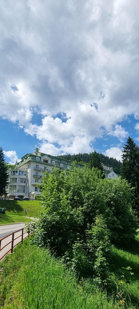 Das Hotel Panhans von links vorne betrachtet