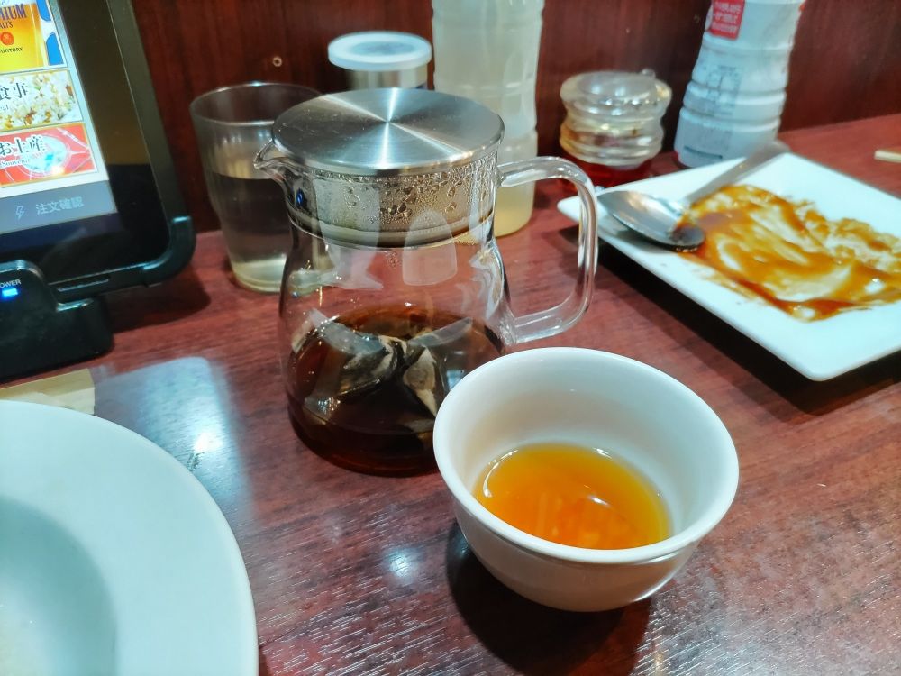 ソフトドリンクにはポットのお茶もある。これは黒烏龍茶。烏龍茶、ジャスミン茶の３種類。家族二人で一つ頼んだら何も聞かずに二つ茶碗をくれた。
