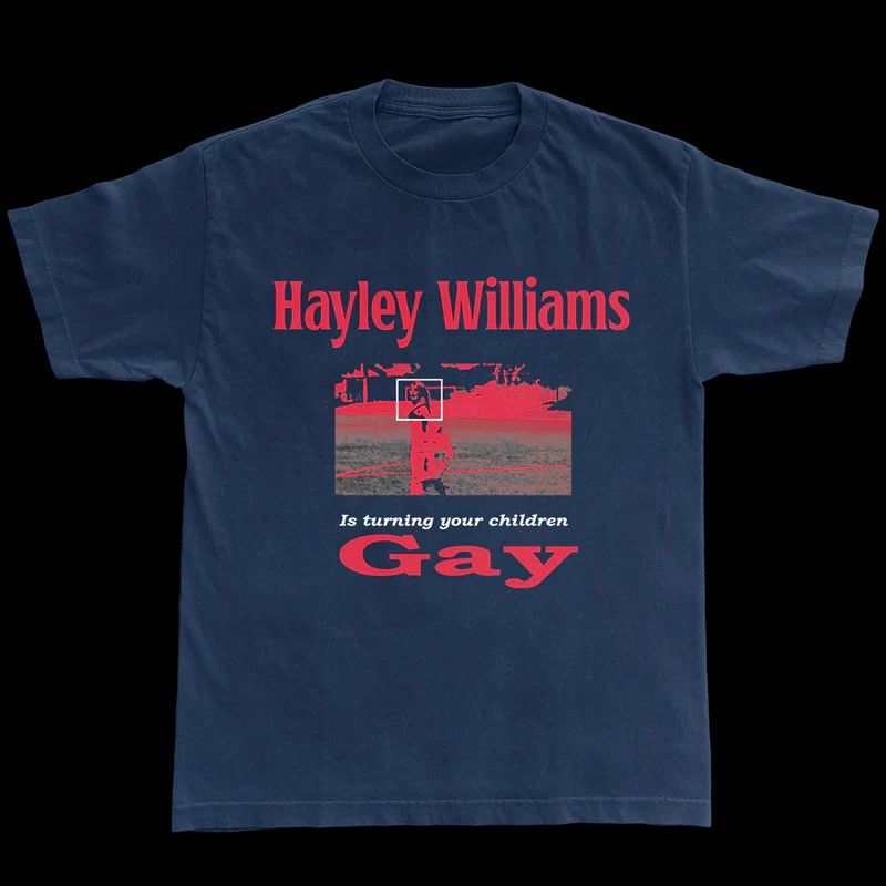 camiseta azul escuro com estampa vermelha escrito "hayley williams is turning your children gay" 