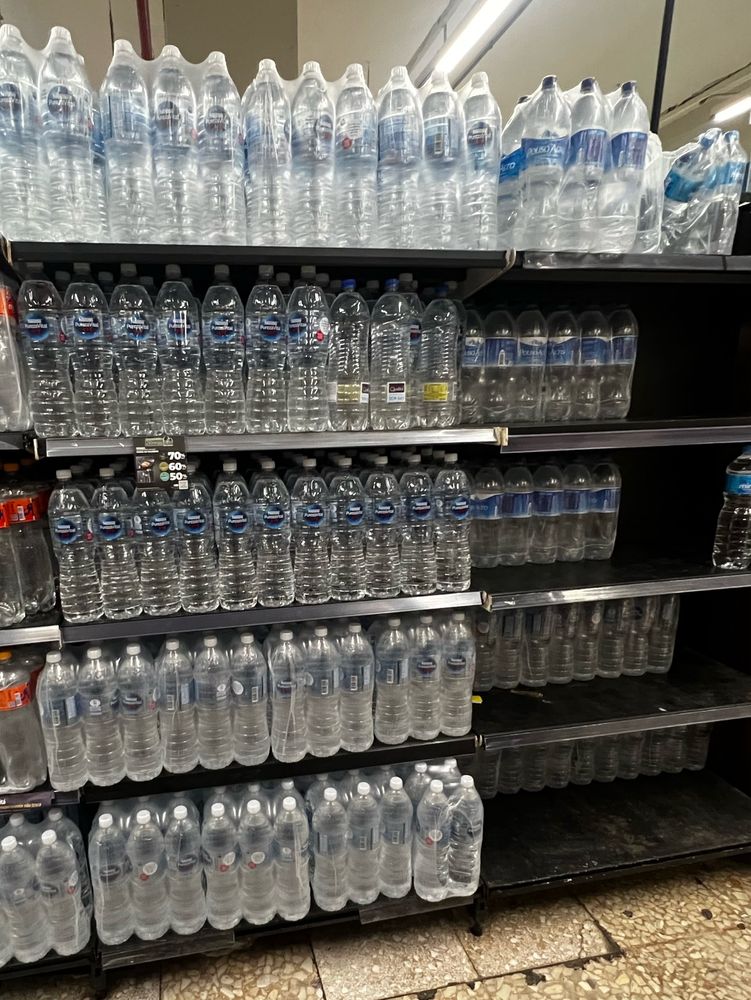 Prateleiras de água engarrafada de supermercado