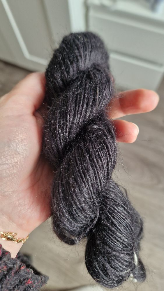 A picture where fuzz is visible in the skein