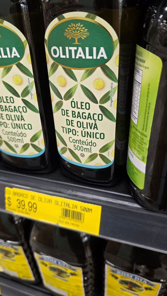 Gôndola de supermercado, uma garrafa de 500ml de óleo de bagaço de oliva. Tipo: único.  Marca: Olitalia. Preço: R$ 39,99