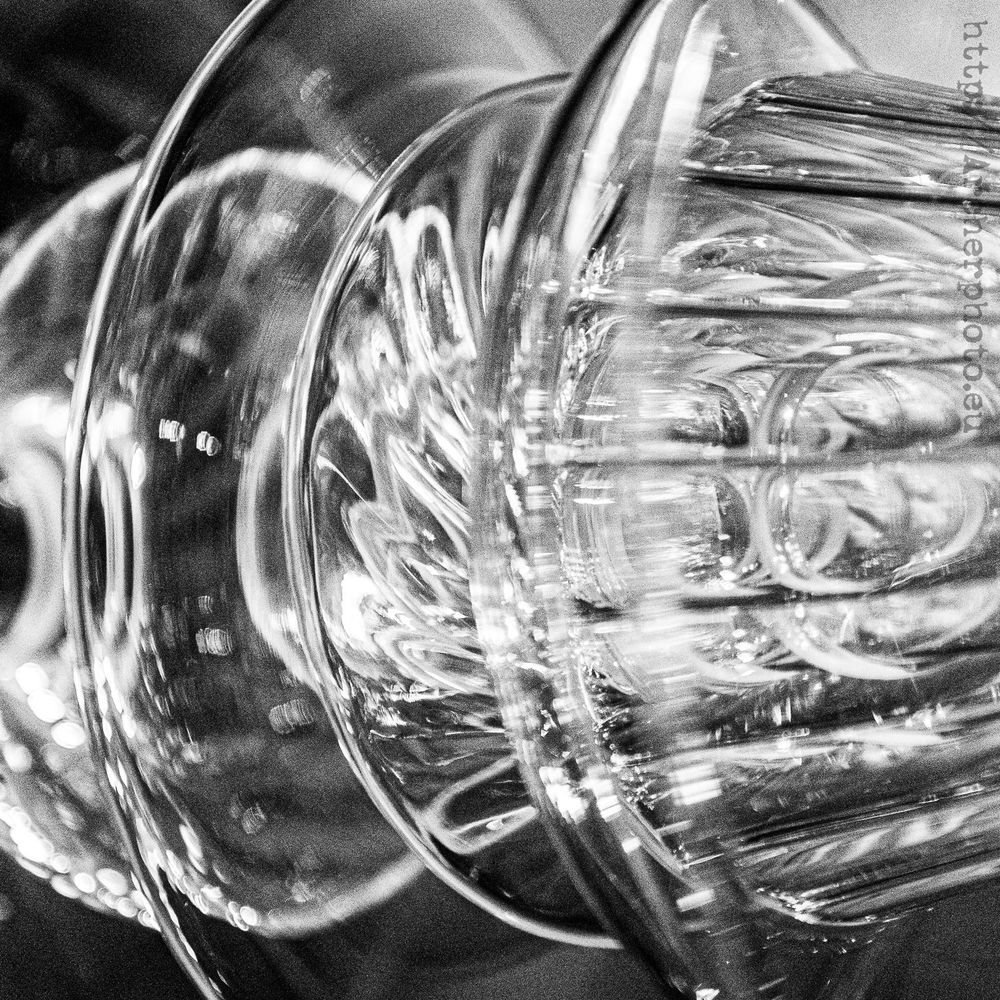 Glass piece in the Wellcome Collection, black and white picture by Sergi Albir, photographer.