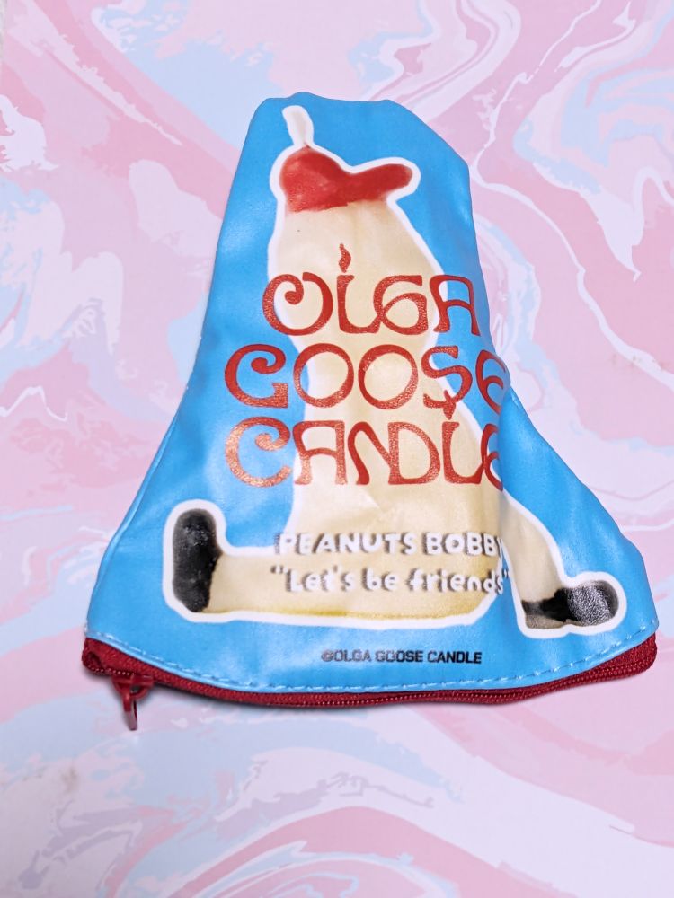 ダイカットポーチの裏。
キャンドル（ボビー）の後ろ姿と、
「OLGA GOOSE CANDLE」という赤い字がプリントされている。
その下には白い字で
「PEAUNTS BOBBY
“Let's be friends”とプリントされている。