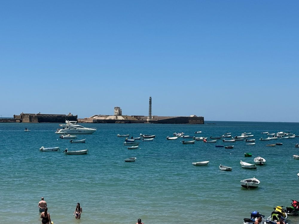 The sea, small boats 