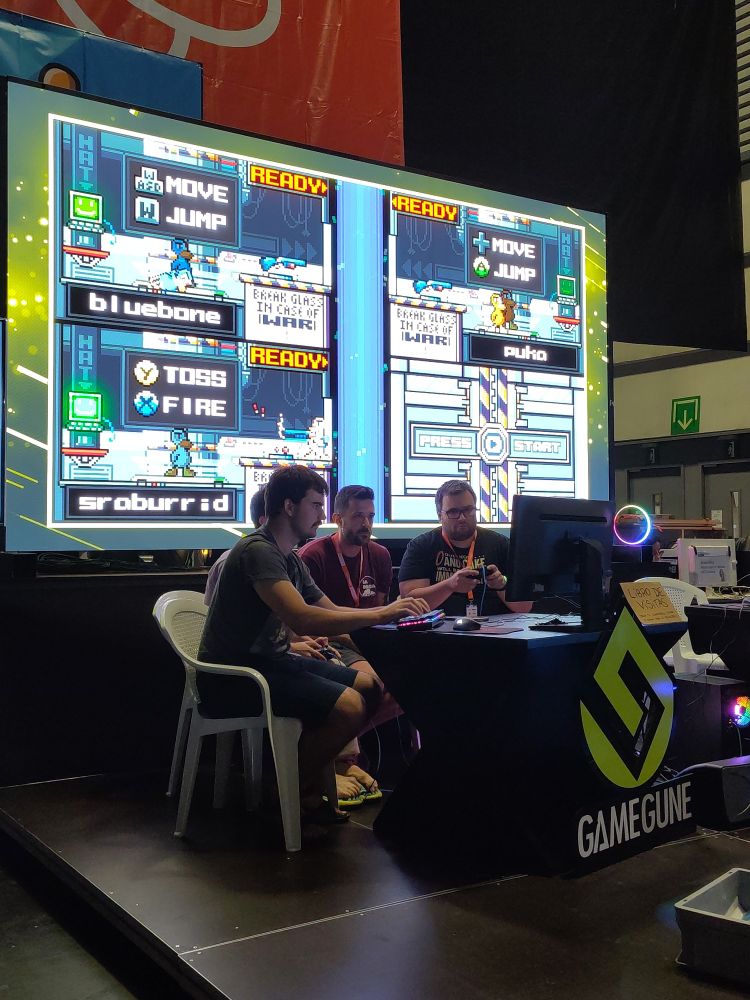 Cuatro personas jugando a Duck Game, en un torneo.