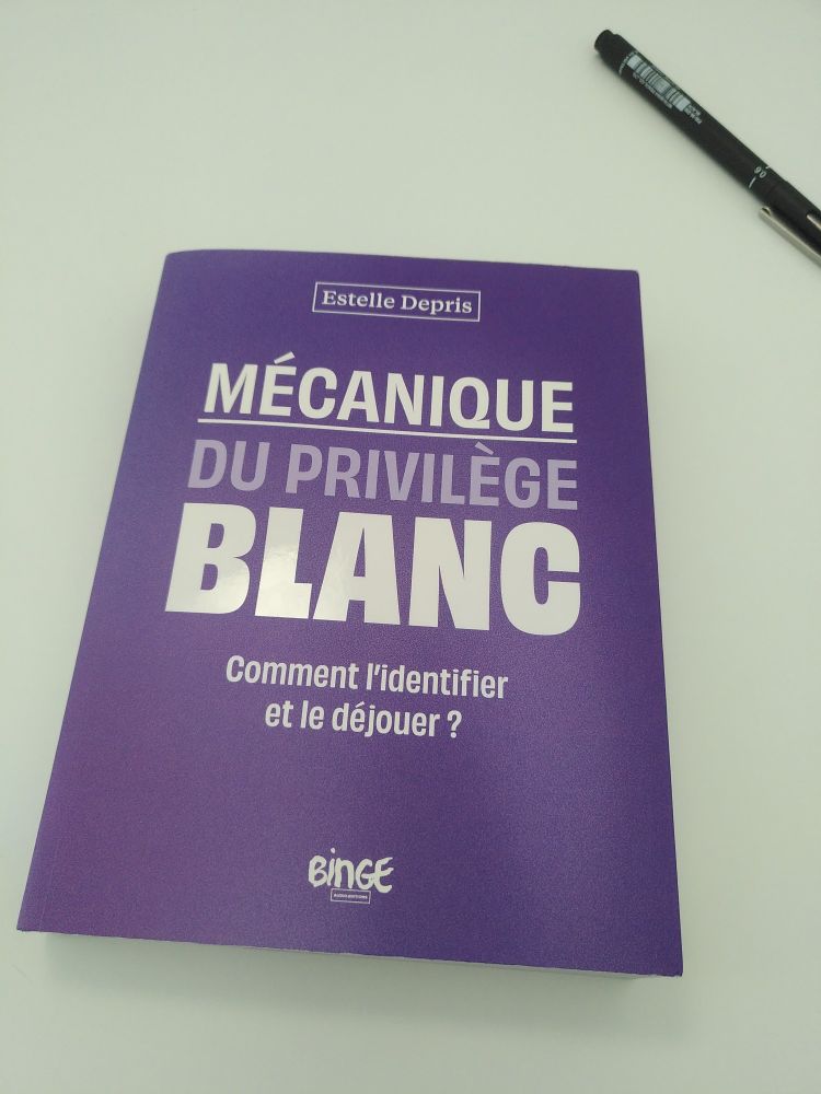 Couverture du livre dont la référence est dans le tweet. La couverture est violette, le titre est écrit en majuscule et en blanc . L'éditeur est Binge audio édition 