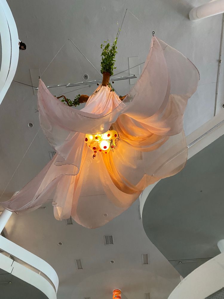 Foto de uma obra, cujo autor eu nem sei quem é, que parece uma coleção de peitos embaixo de um tecido 