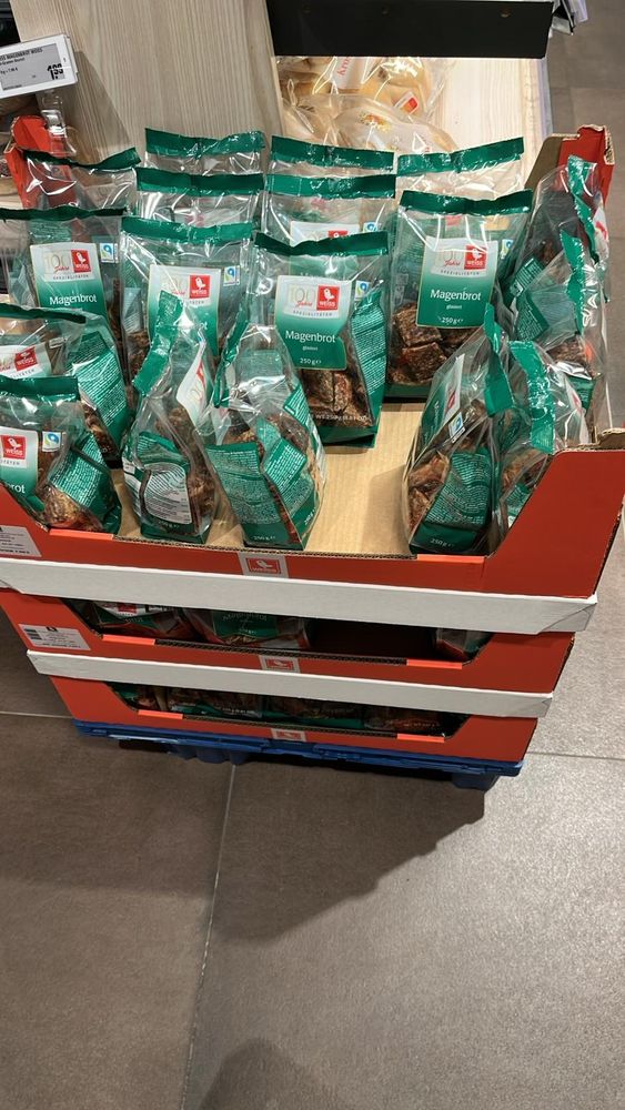 Fotos im Supermarkt aufgenommen. Pappkarton mit Tüten in denen Magenbrot ist.
