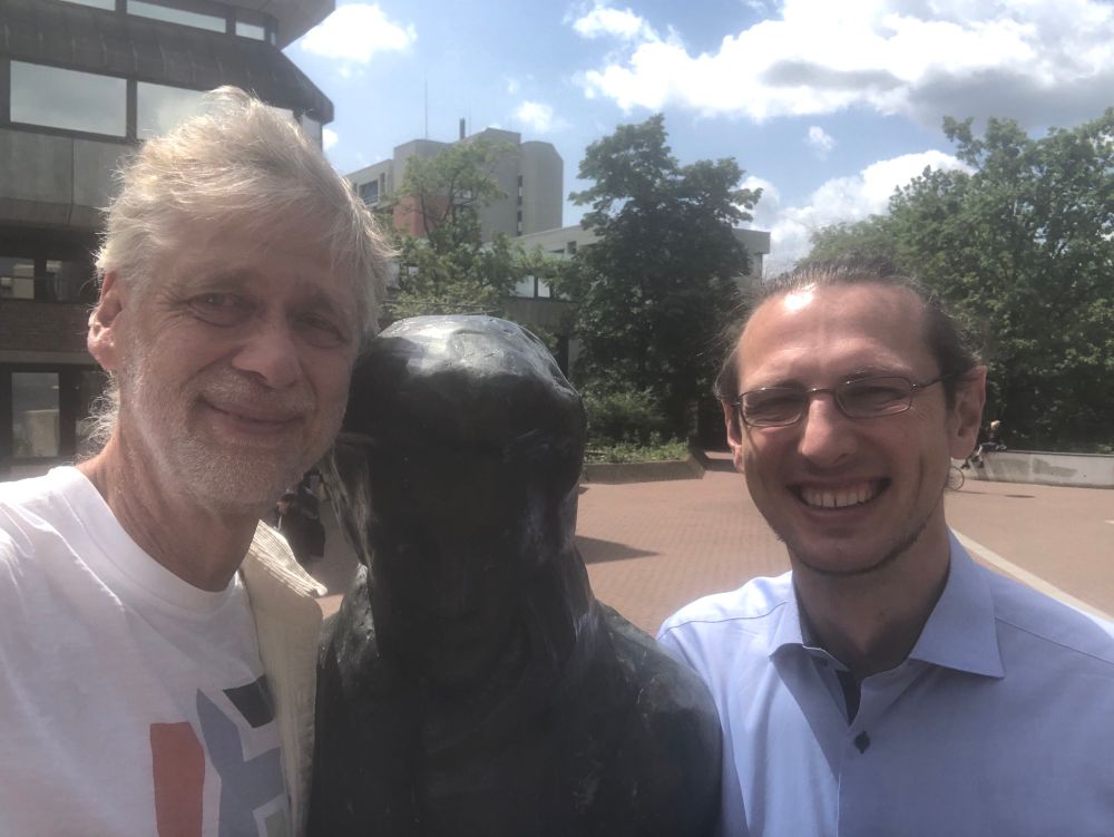 Christian Brand und Michael Schmitt an der Heine Statue der HHU