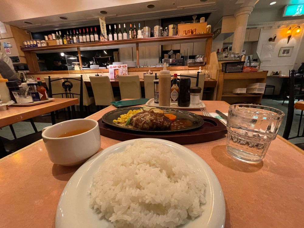 落ち着いた雰囲気の店内
隣の老夫婦が昼間から良い感じに呑んでてちょっと羨ましかった