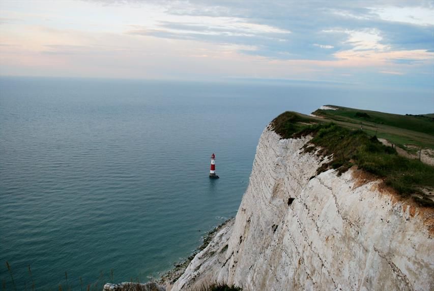 Beachy Head, ein Kreidefelsen am Meer, in der MItte ein kleiner Leuchtturm 