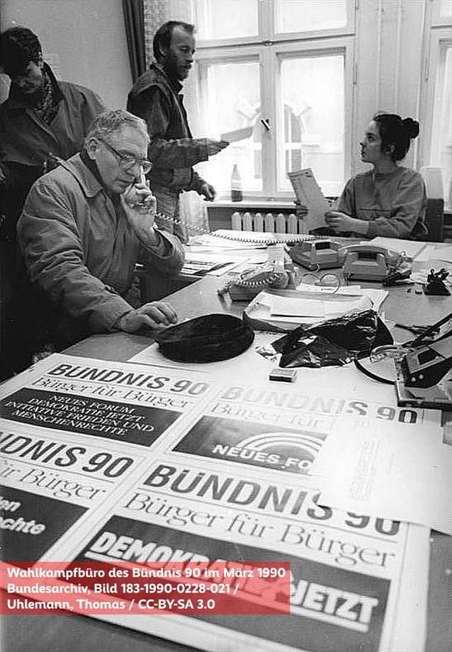 Wahlkampfbüro des Bündnis 90 im März 1990, mehrere Menschen an Schreibtischen mit Wahlkampfunterlagen