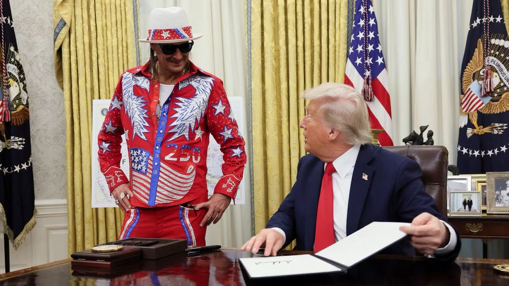 Asshole anti-Bud Lite and all around piece of shit “musician” Kid Rock is seen dressed like a M*GA rally threw up on a Carnival barker at the ring toss game and handed it a guitar to play FreeBird while smoking meth. Oh… and he’s also in the Oval Office at the White House but he’s with The West Palm Tan… The Master of Disaster… The Orange Sherbet of Dickbags…. Donald Tr***