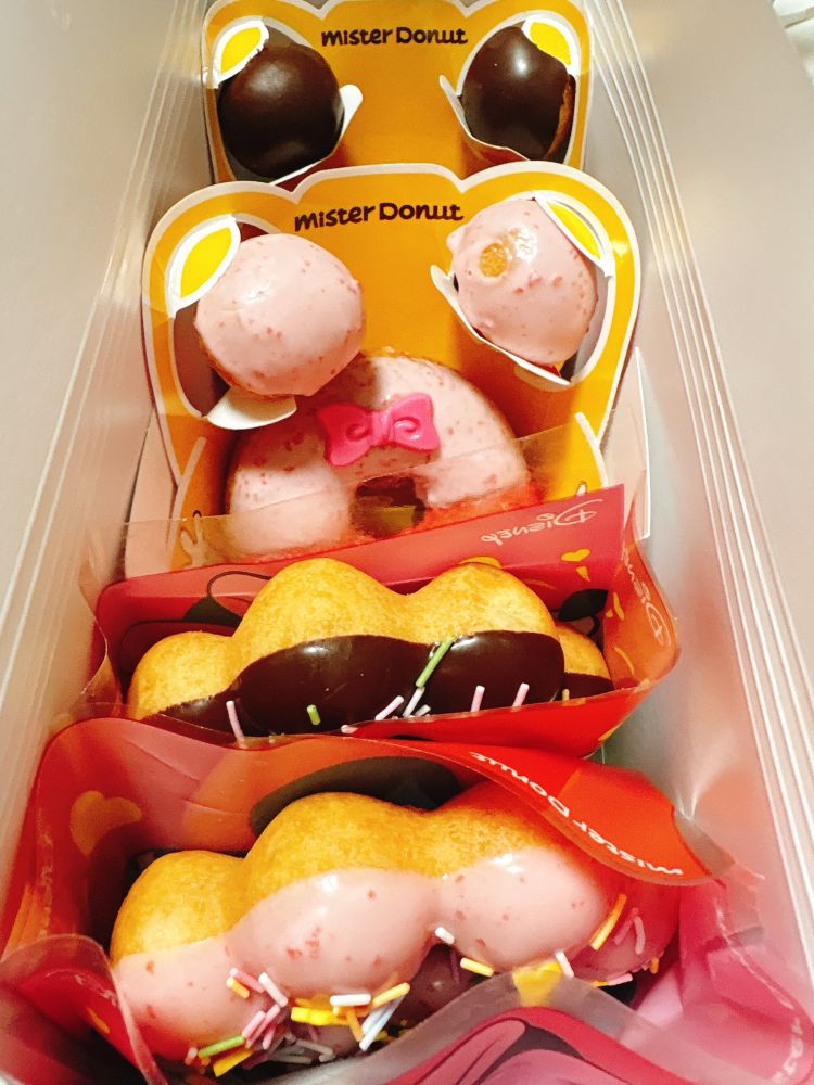 袋に詰められたミスドのドーナツを上から撮った写真。ディズニーコラボ