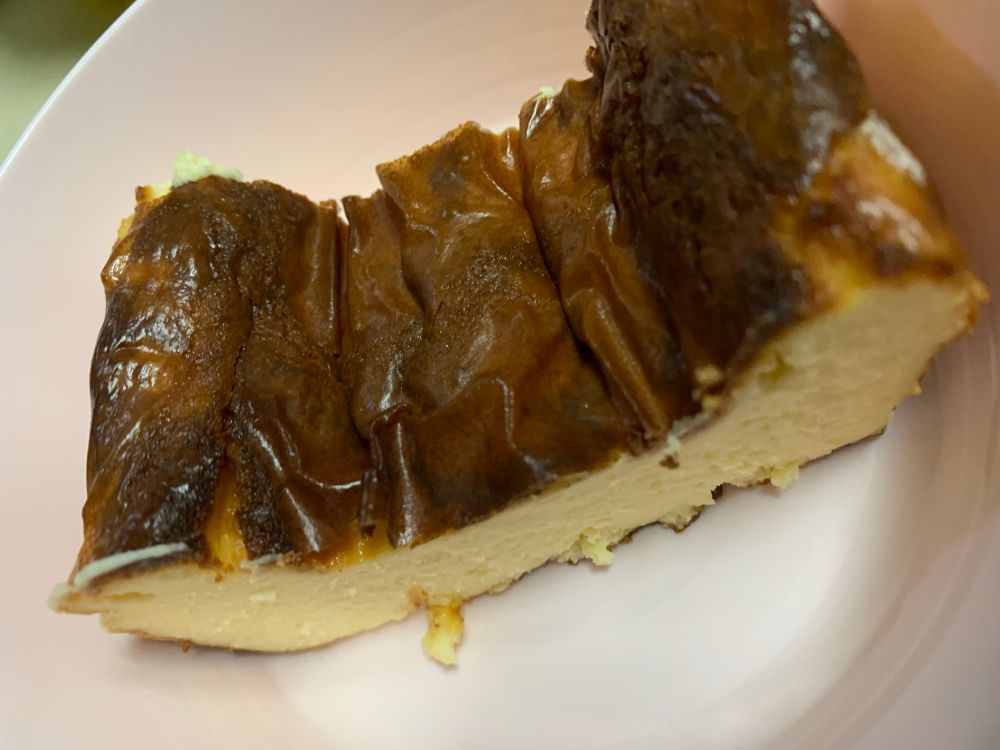 カットされたチーズケーキ。凹の字型に中心部分が凹んでいる。