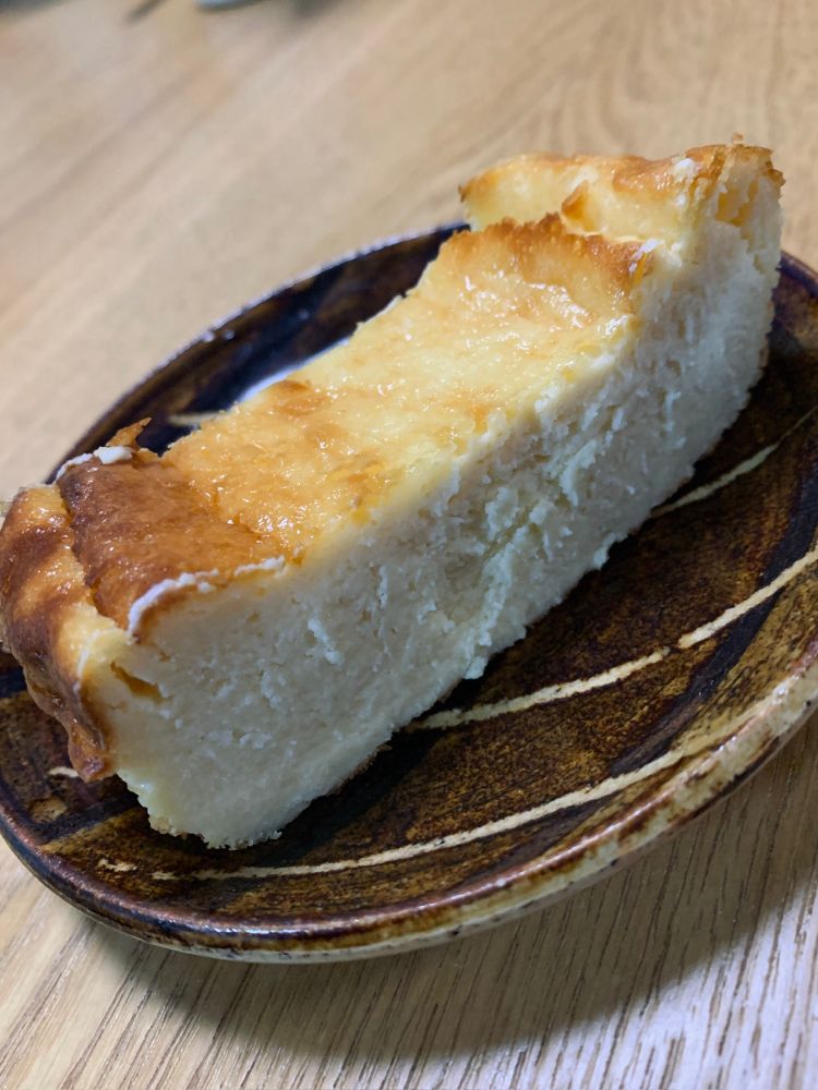 冷蔵庫で数時間冷ましたあとのバスク風チーズケーキの、切り分けられたうちの一つが小皿にのっている写真
焼いた時より生地が縮んでいる
