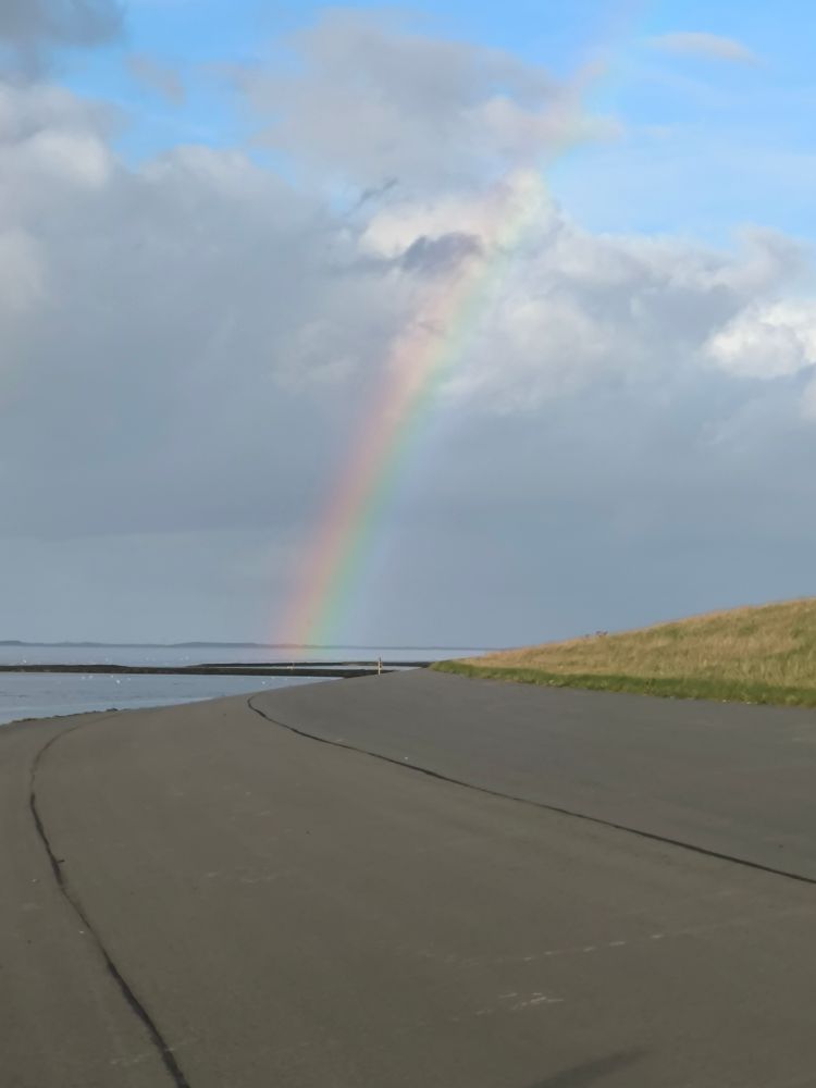 Regenbogen am Nordsee Deich 
