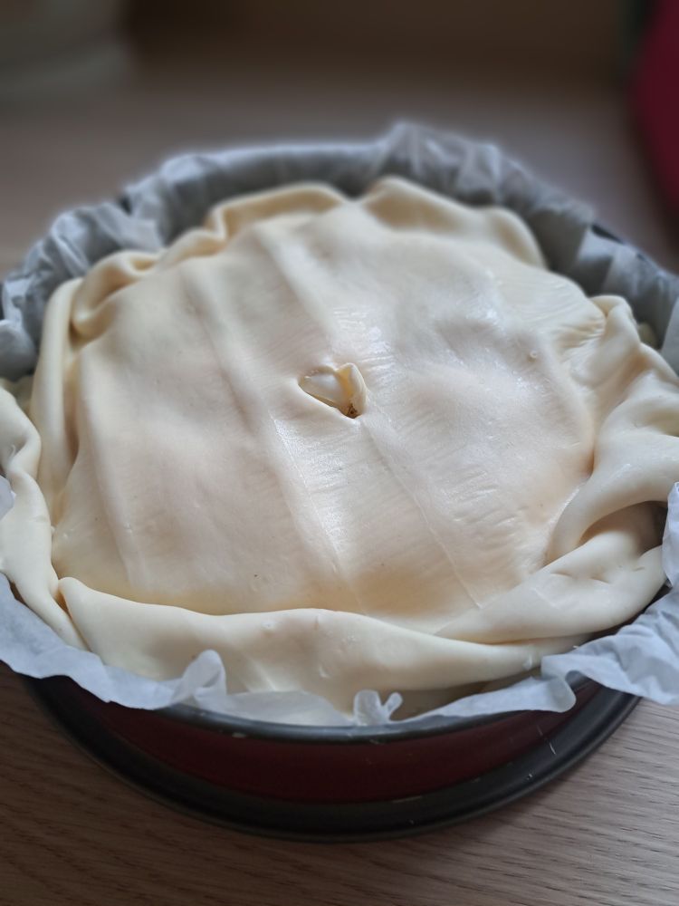 Le pâté aux pommes de terre avant cuisson