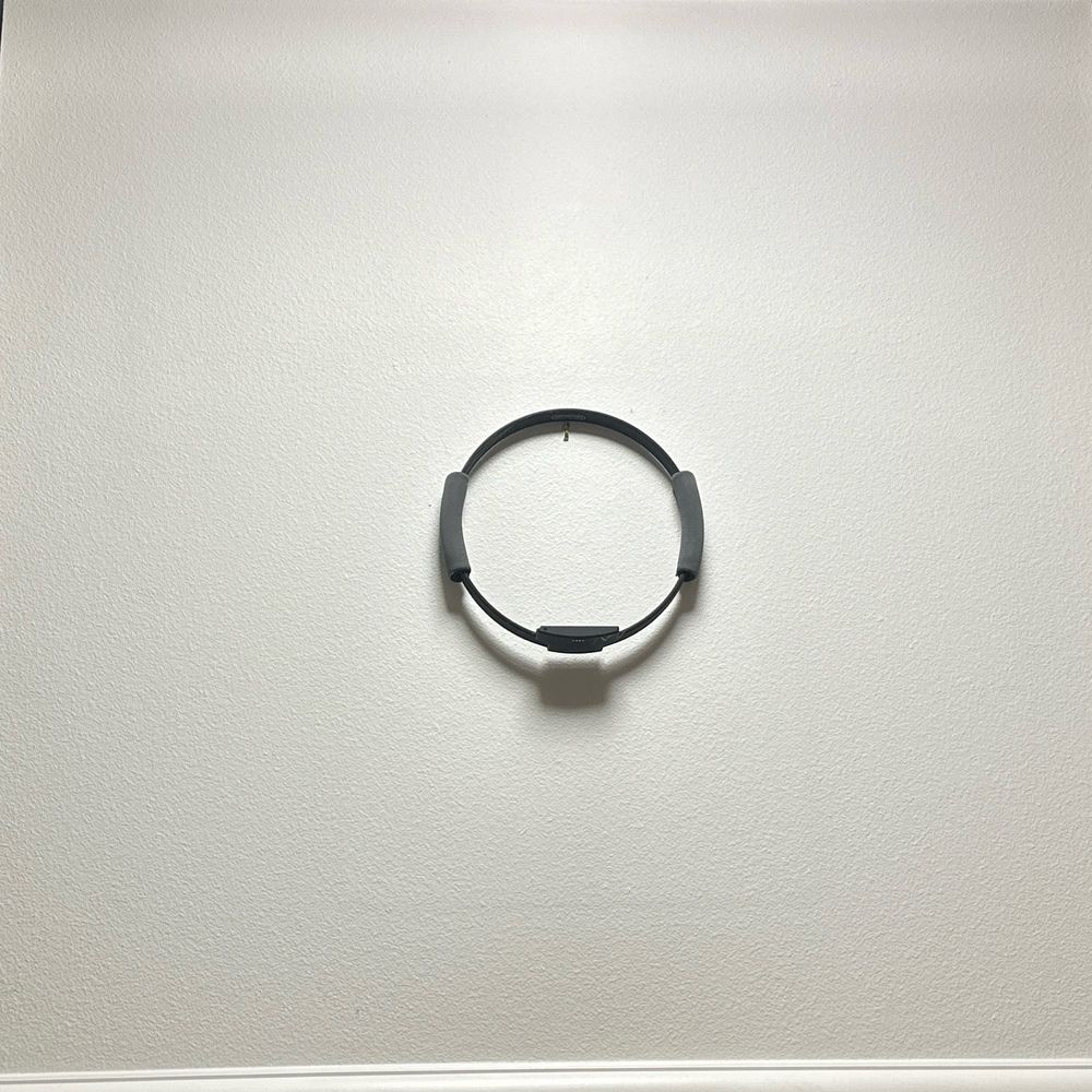 링피트 링이 벽에 걸려있다