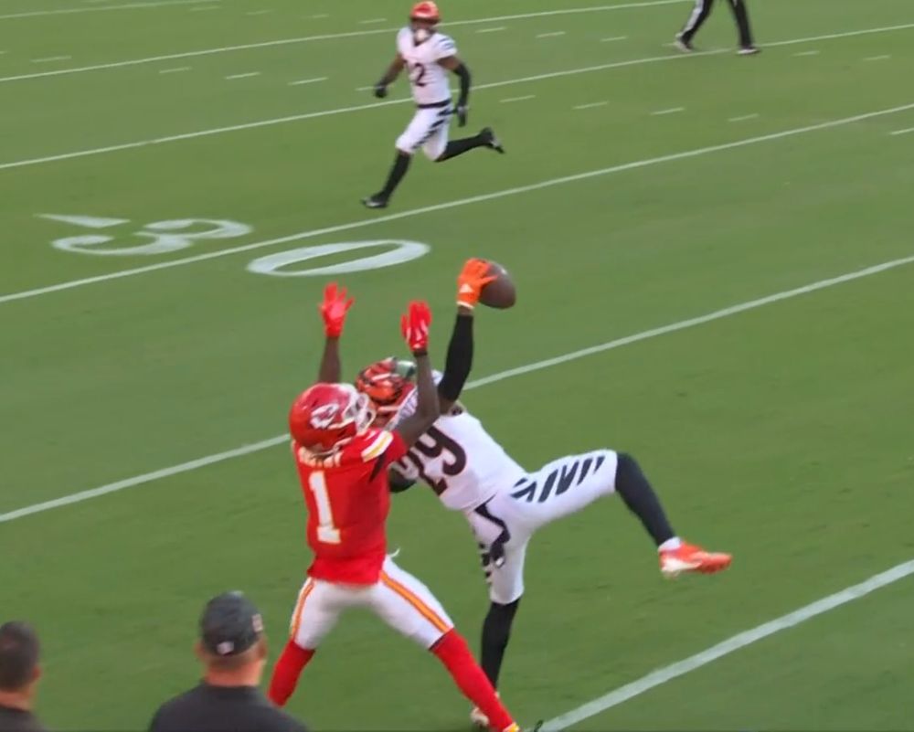 Cam Taylor-Britt (29) of the Bengals one hands an interception of Pat Mahomes in a game against Kansas City