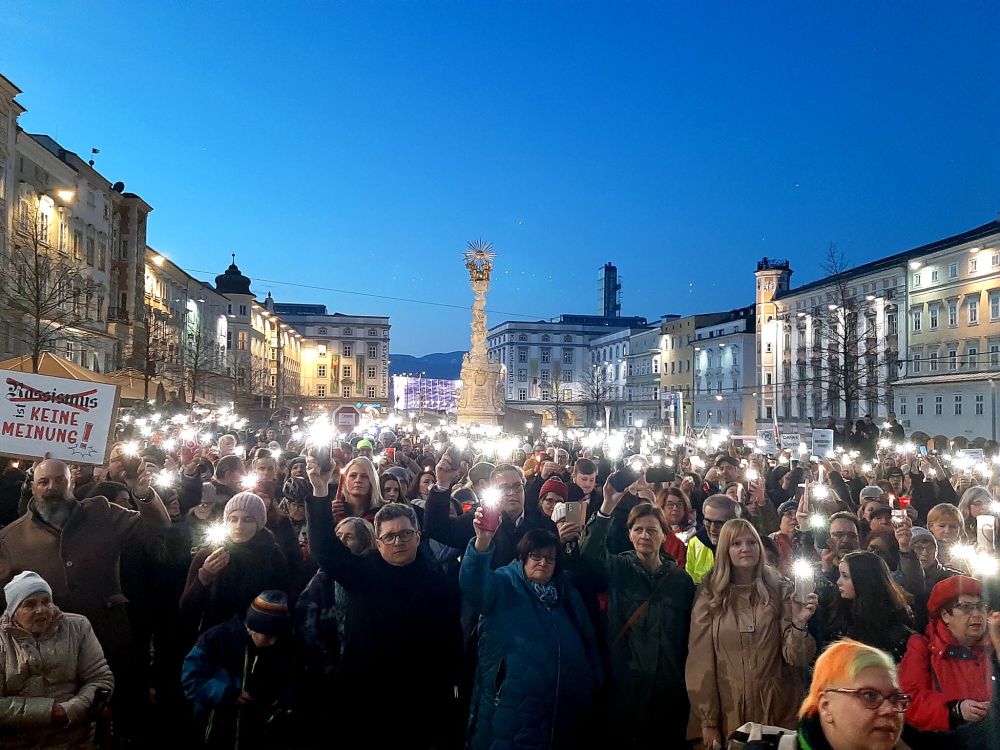 Kundgebung in Linz: Tausende Teilnehmer bei Lichtermeer gegen Rechtsextremismus und Rassismus