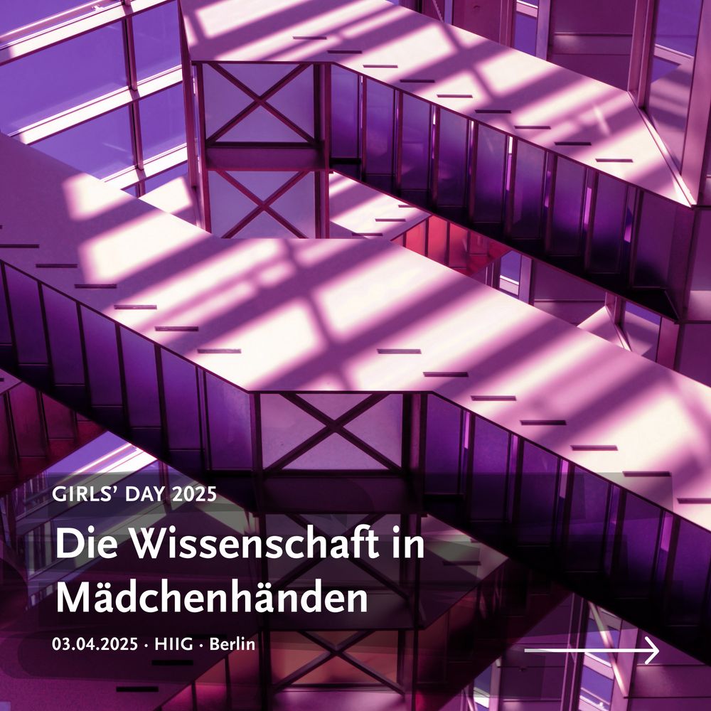 Eine moderne, geometrische Treppenstruktur in einem Gebäude, beleuchtet von lila und pinkfarbenem Licht. Die Architektur wirkt futuristisch und symbolisiert Aufstieg und Fortschritt. Im unteren Bereich des Bildes ist eine schwarze Textbox mit weißer Schrift eingeblendet: „GIRLS’ DAY 2025 – Die Wissenschaft in Mädchenhänden – 03.04.2025 · HIIG · Berlin“. Ein weißer Pfeil in der Ecke deutet auf eine Weiterleitung hin.