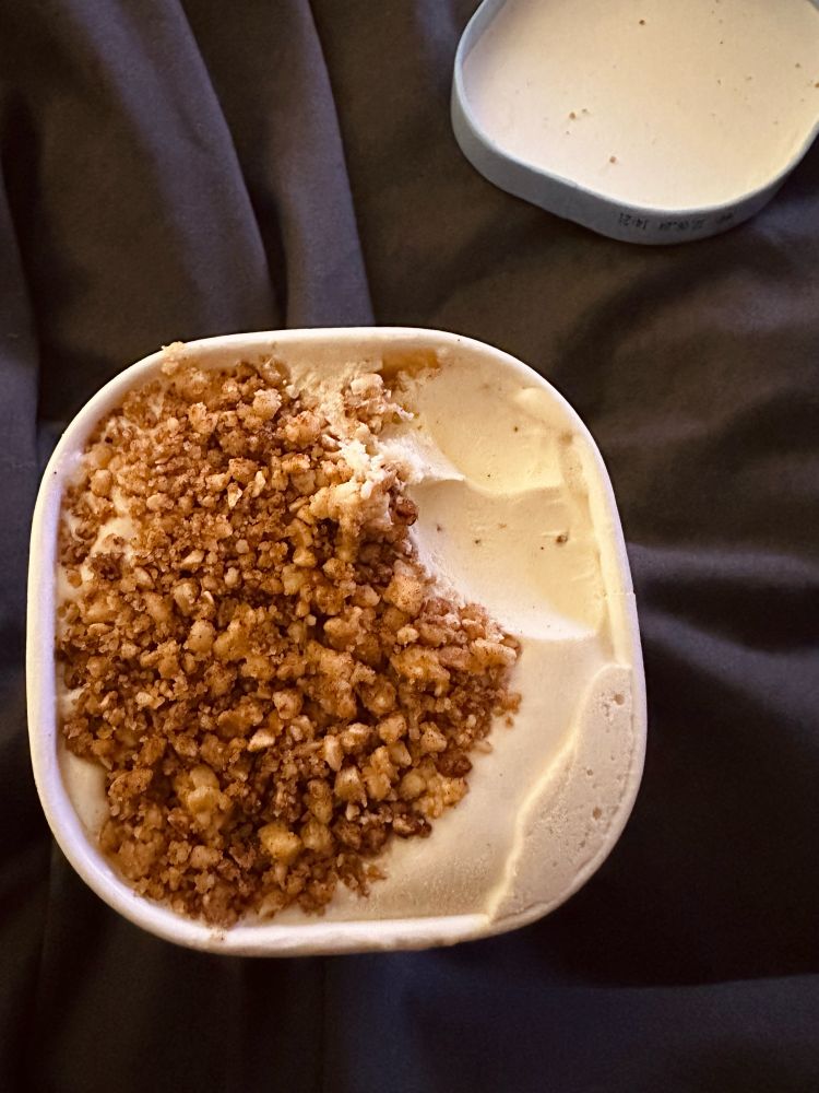 vanilleeis mit franzbrötchen kekskrümeln.