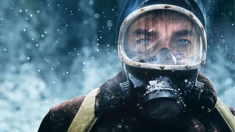 Juan Salvo, main character of the Netflix adaptation of El Eternauta, walks through a snowy post-apocaliptic wasteland wearing a gas mask.