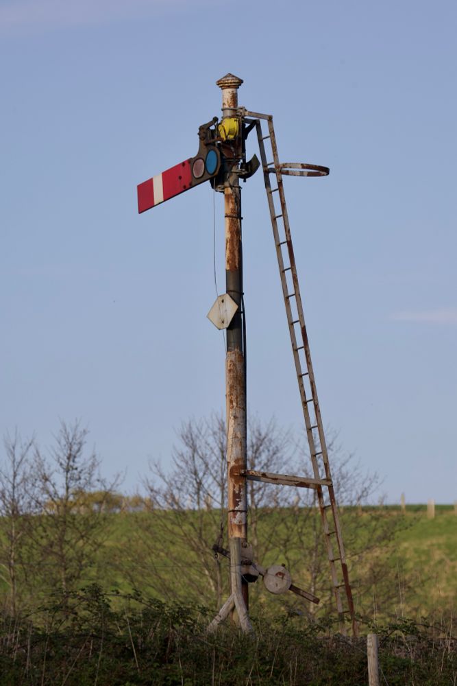 A semaphore signal at Beeston on a rather rusty pole.