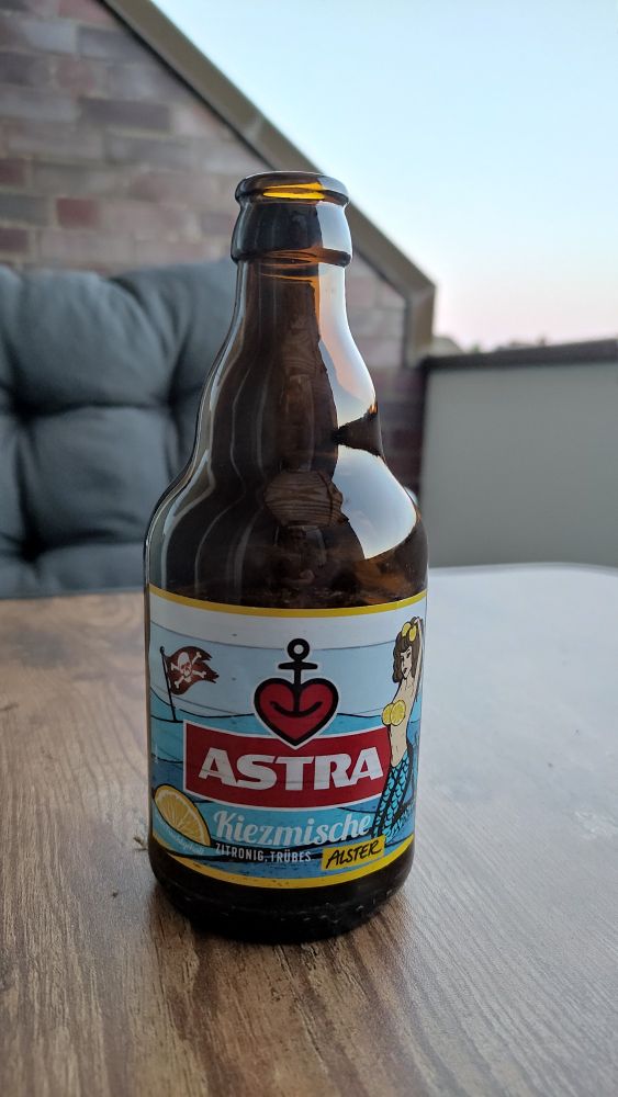 Eine angebrochene "Knolle" Astra Kiezmische auf einem Tisch auf dem Balkon. 