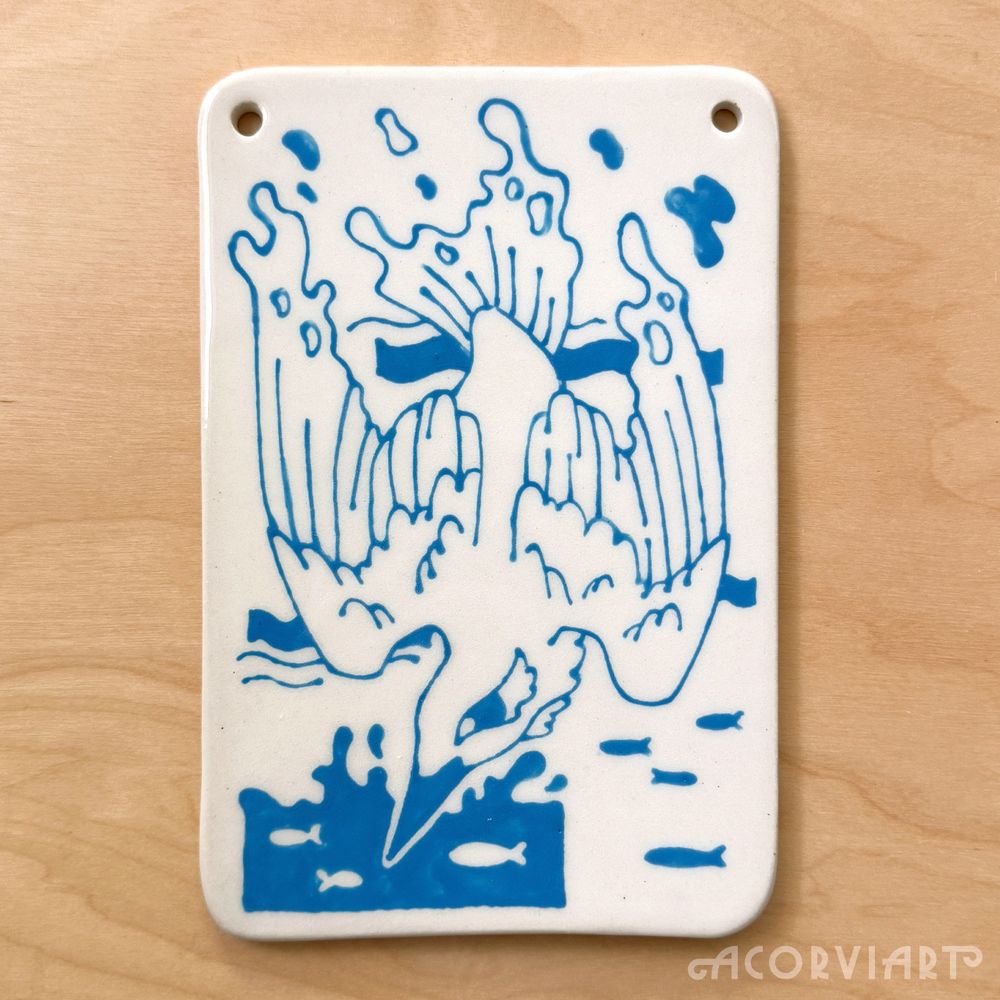 Ceramic wall hanging with an illustration of a kingfisher diving into water
