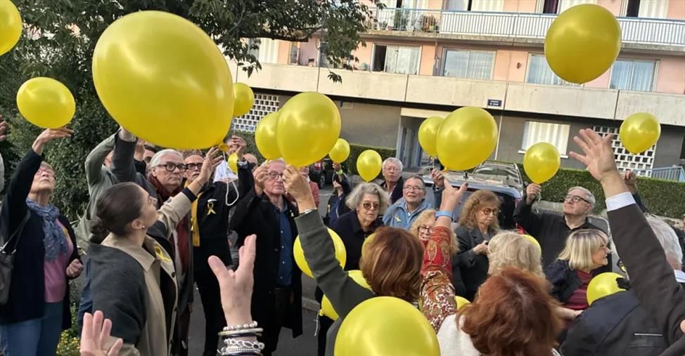 Le lâcher de ballons de baudruche de couleur jaune symbolisait la libération des 48 derniers otages qui seraient encore entre les mains du Hamas, le mouvement islamiste et nationaliste palestinien.